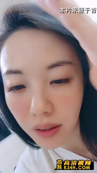 妩媚撩人的小飘飘女神的诱惑，火辣激情脱衣艳舞，各种撩骚动作特写展示，抠逼揉奶淫水多多，让小妹舔弄阴蒂
