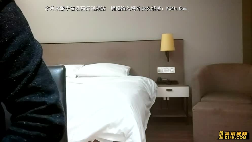 【用利顶你】约操外围嫩妹妹，肉嘟嘟一线天粉穴，金手指插入狂扣，扛起双腿一顿操，大白屁股骑乘位（探花）